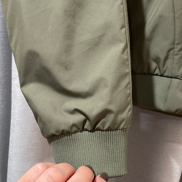 Olive green North Face puffer bomber - Picture 6 of 6